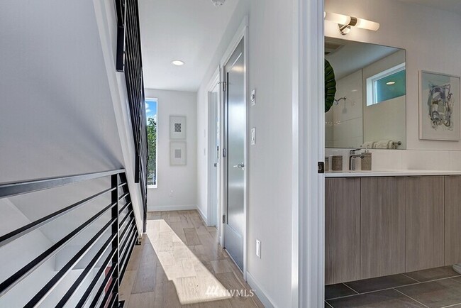 Building Photo - 632 10th Ave E