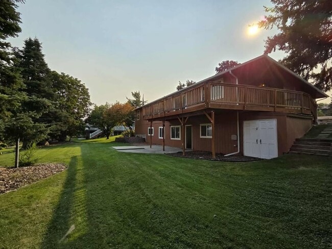 Building Photo - Stunning 4 Bedroom, 3 Bathroom Home, with ...