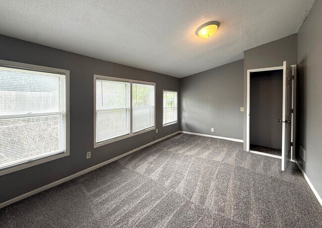 Building Photo - 4TH OF JULY SPECIAL – 1ST MONTH RENT FREE!