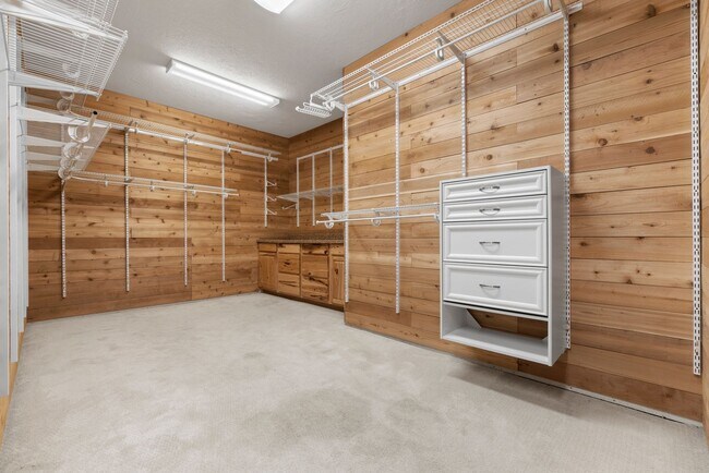 Building Photo - Spacious 6-Bedroom Rental with Game Room, ...
