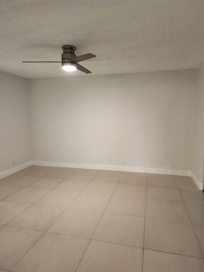 Building Photo - 5140 SW 40th Ave