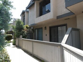 Building Photo - Spacious 2-Bed, 2-Bath Home with Resort-St...
