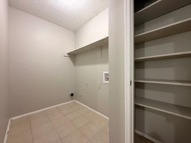 Building Photo - 3 bed 2 bath in Decatur!