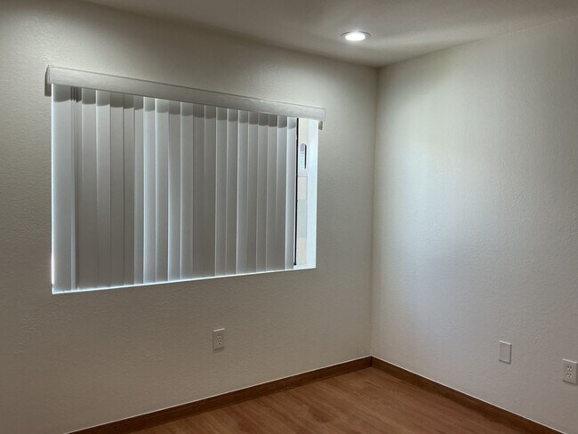 Building Photo - Los Caballeros #325