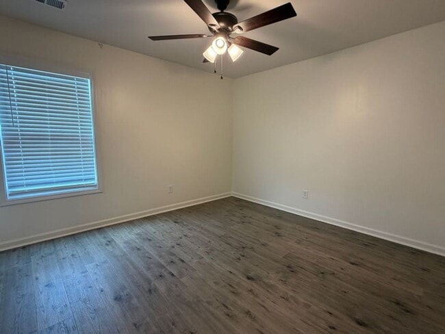 Building Photo - 1097 Sapphire Dr