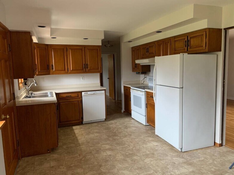 Building Photo - 2095 S Linda Dr