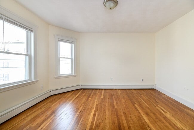 Building Photo - 305 Hurley St