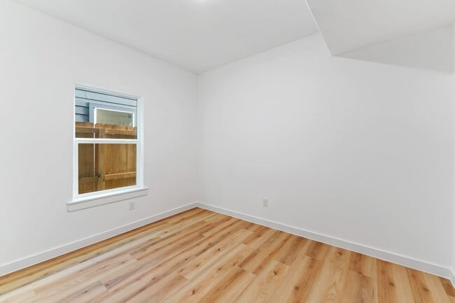 Building Photo - Stunning Duplex with Garage & Modern Finishes