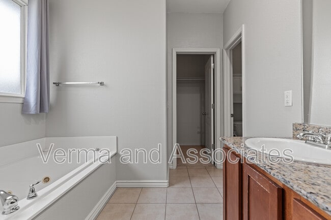 Building Photo - 4307 SW Fieldstone Blvd