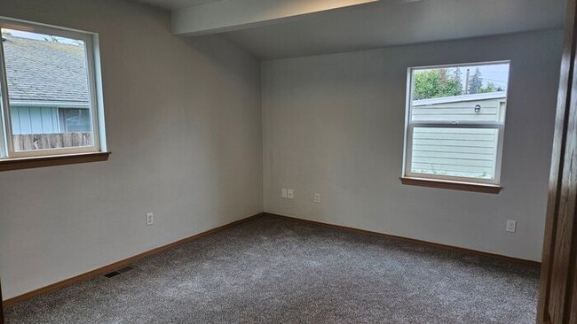 Building Photo - Parkland/Tacoma 3bdr 2bath home w/ Large 2...