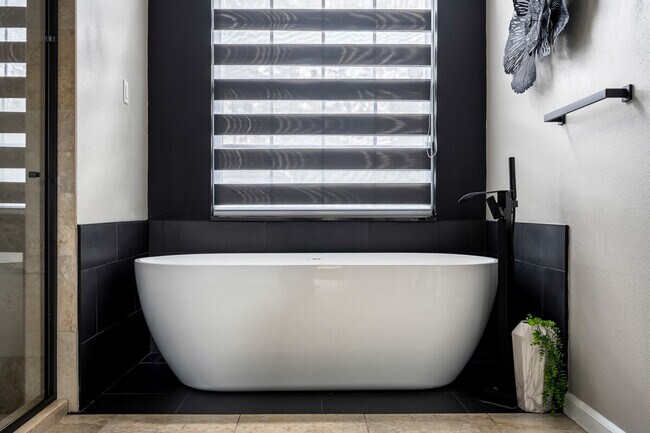 Building Photo - 412 N Hampton Dr