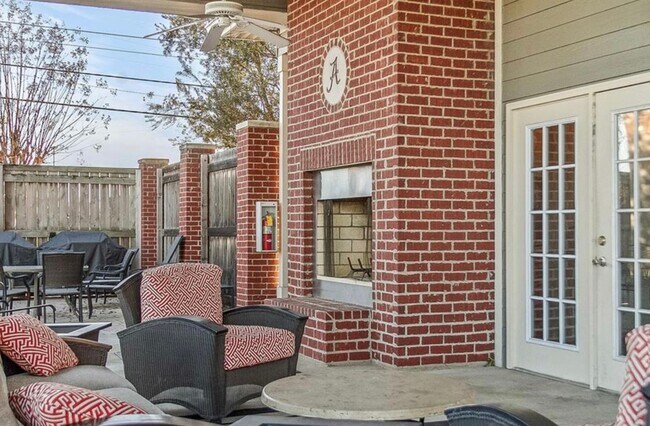 Building Photo - 2 bedroom, 2 bath Condo available Fall ‘25