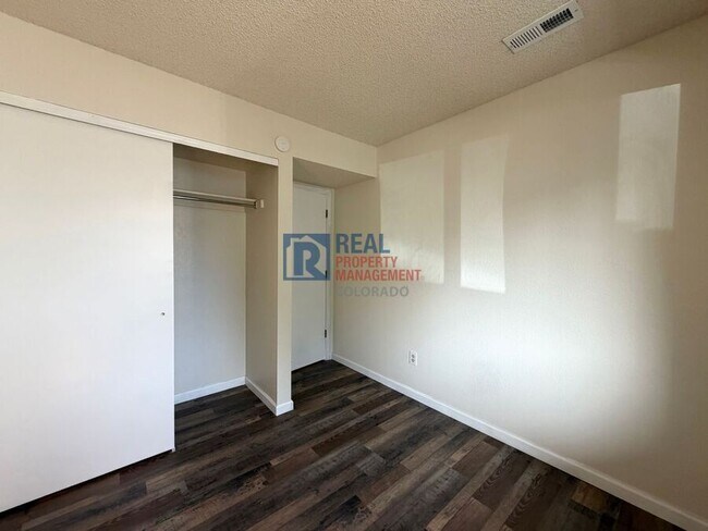 Building Photo - 1075 S Elkhart Way