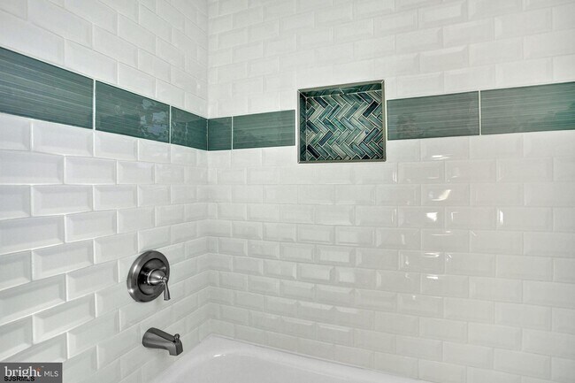 Building Photo - 15 N Victoria Ave