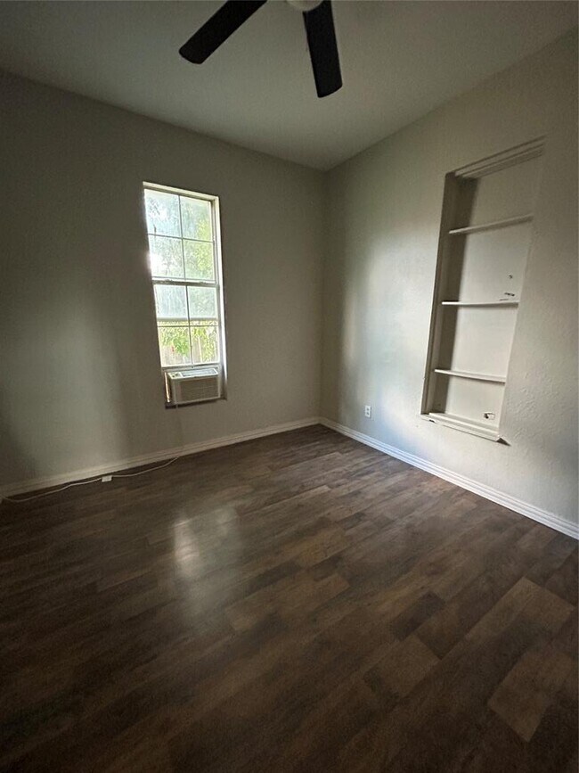 Building Photo - 400 Symes St
