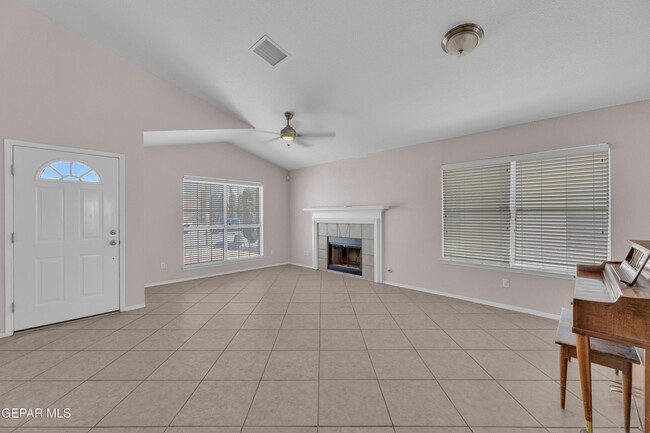 Building Photo - 11868 Oak Crossing Dr