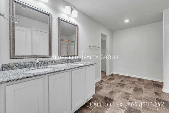 Building Photo - 815 Vanguard St