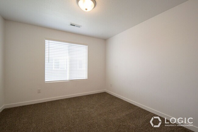 Building Photo - Gorgeous Row End Townhome!