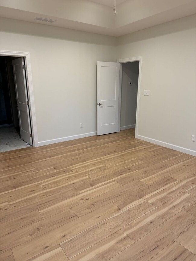 Building Photo - Available Nov 21st, 2025!!