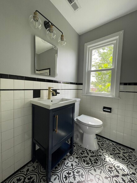 Upstairs Bathroom - 302 S Courthouse Rd