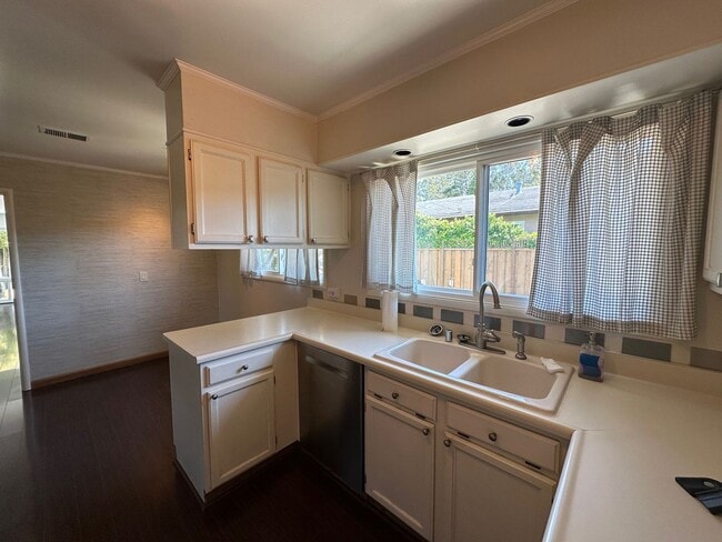 Building Photo - Beautiful Rollingwood Home