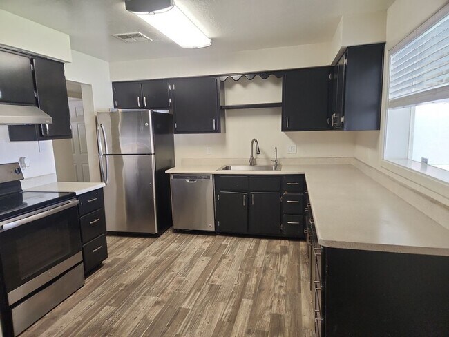 Building Photo - Coming Soon! 3 Bed, 1 Bath, Accross from GCU!! (Available on 06/15/26)