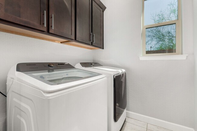 Building Photo - STUNNING HOME IN PEORIA