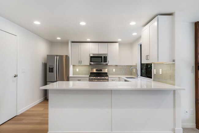 Building Photo - A Spacious Home in the Prestigious Sahalee Neighborhood with 2 Bed plus den and 2 Bath