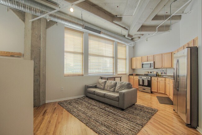 Building Photo - One Bedroom Unit in Wonderful Western Auto Lofts