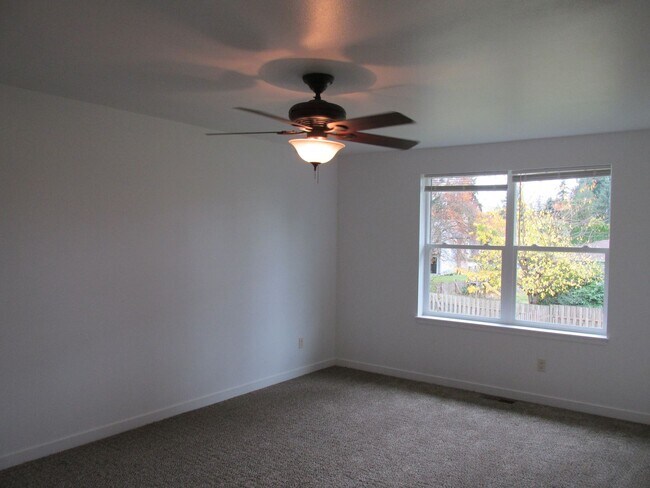 Building Photo - 3 Bedroom House in Burlington