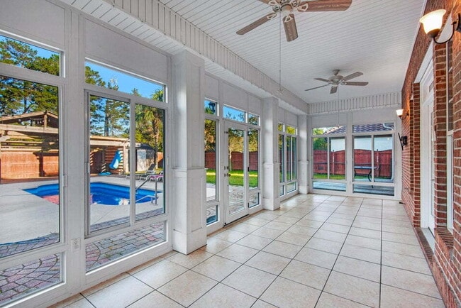 Building Photo - "Charming 3-Bed Oasis with Pool in Niceville!"