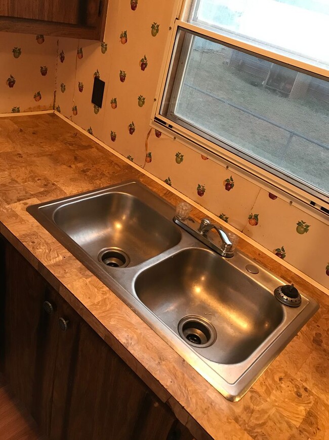 Building Photo - Trailer house; 3 bed, 2 bath