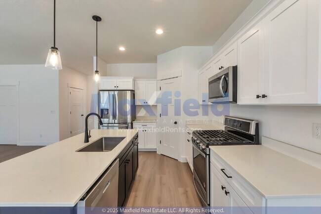 Building Photo - 5BD/3BTH/2GAR - Great space - Lehi Living