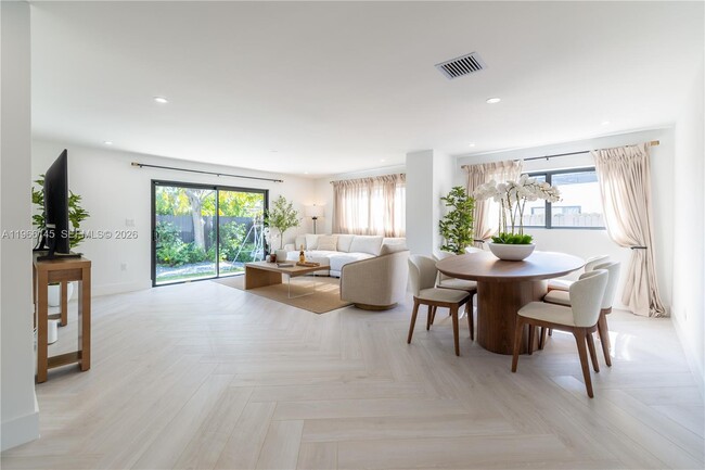 Building Photo - 1420 SW 17th St