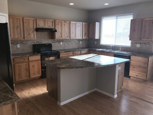 Building Photo - Nice house, 4 bedroom with Mountain Views in Windsor!