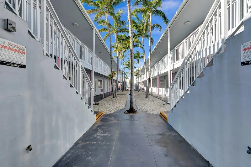 Building Photo - 7435 Harding Ave