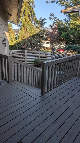 Front Deck - 632 S Lawler Ave