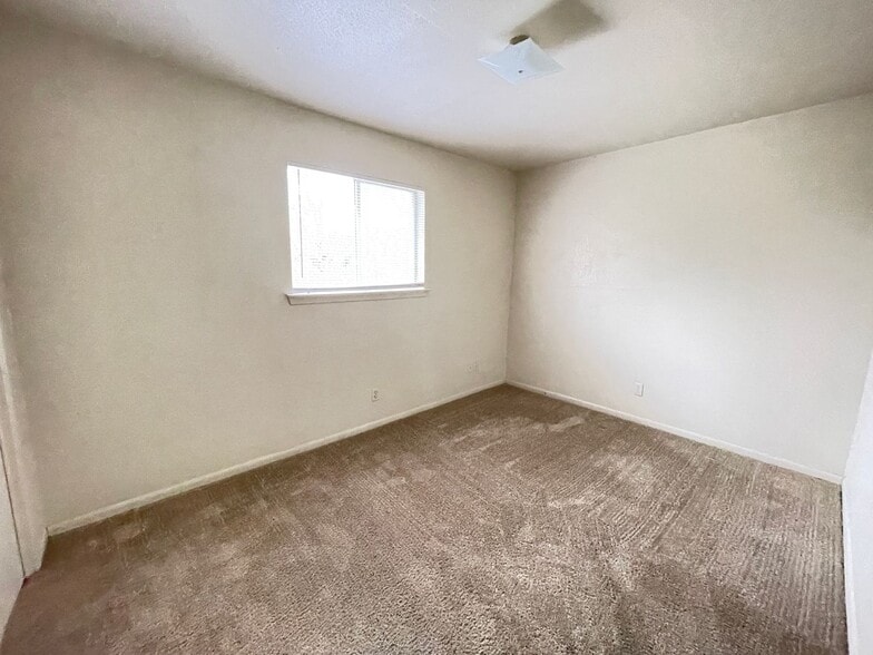 Building Photo - 228 Hold St