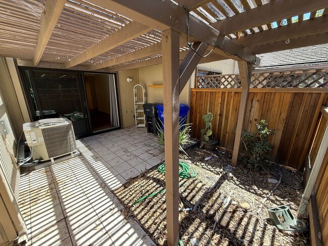 Building Photo - Two-Story 3 Bed, 3 Bath with Bonus Room in...