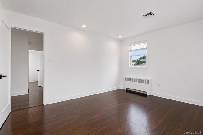 Building Photo - 38 Birchwood Park Dr