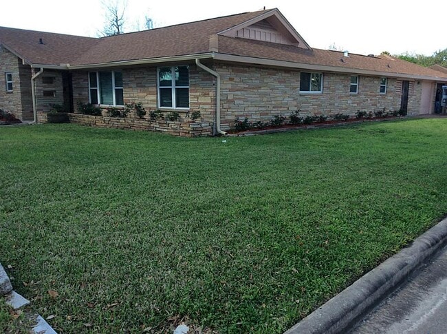 Building Photo - 4002 Mischire Dr