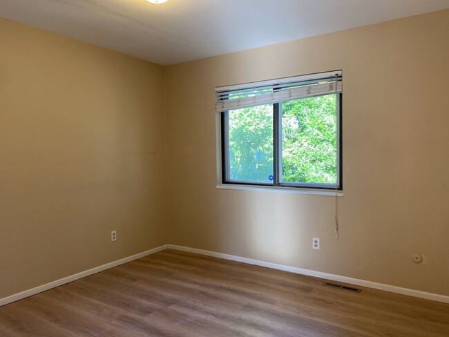 Building Photo - STUDENTS WELCOME! 5 Bedroom 3 Bathroom Bi-...