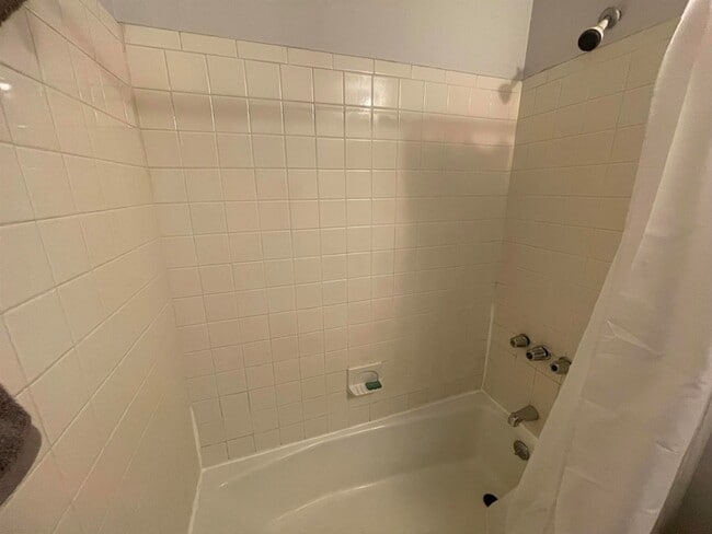 Building Photo - 711 Willow Ave