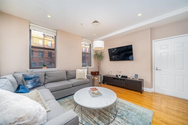 Building Photo - 822 Garden St