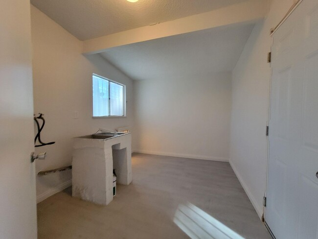 Building Photo - Renovated Single Family Home!  Large backy...