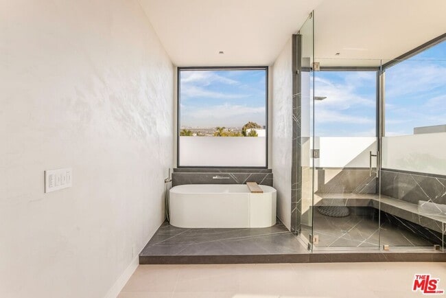 Building Photo - 9405 Sierra Mar Pl