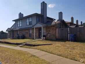 Building Photo - 3 br, 2 bath 4plex - 111 Peachtree Court D