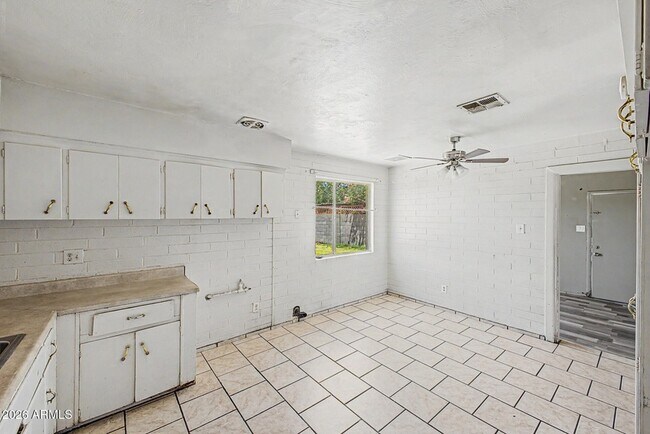 Building Photo - 5828 N 63rd Dr