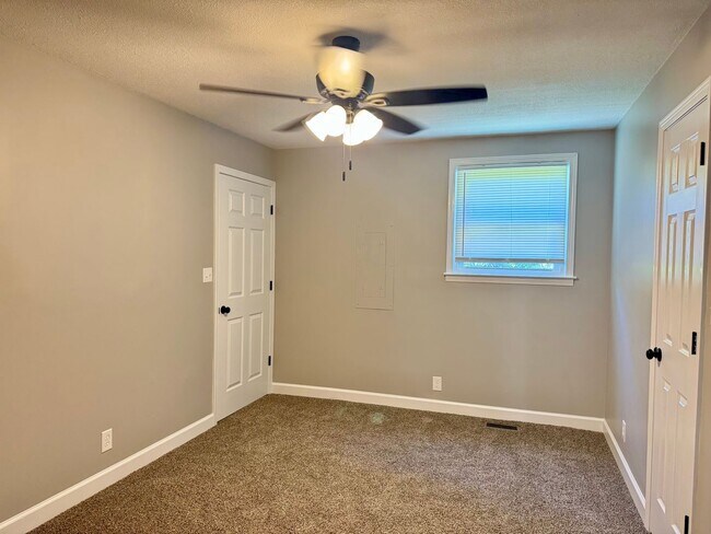 Building Photo - Beautiful Country Setting! Brick 3 Bed/2 B...
