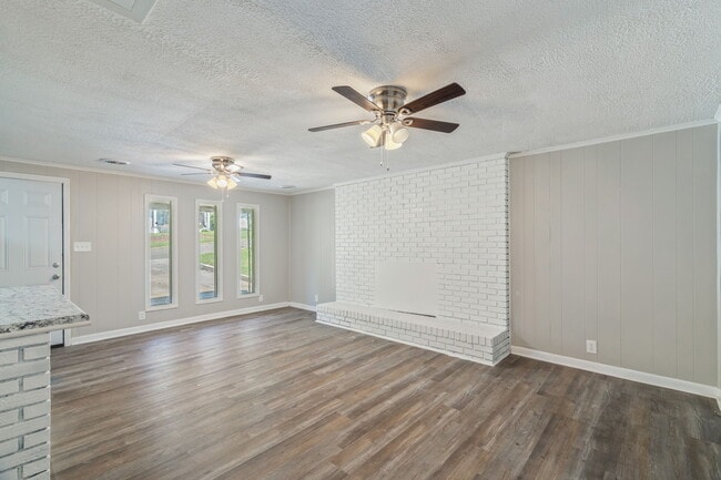 Building Photo - 3040 Woodbine Ave